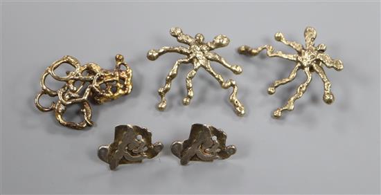 Two modern pairs of silver gilt naturalistic earrings and a brooch by Jane M. Watling, brooch 42mm.